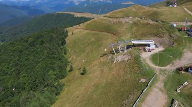 Karpatlar Dağları 'nda kablolu bir araba. Kablo kamarası turistleri dağın tepesine getiriyor. Romanya 'nın Azuga kentinde kablolu araba veya telekabin.