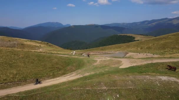 Langlaufers Gaan Bergafwaarts Rijden Een Bergpad Mountainbiken Enduro Fiets — Stockvideo