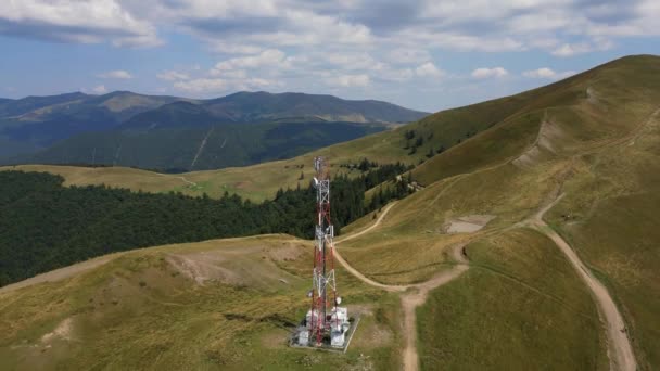 ドローンはルーマニアの田舎の山村で通信塔を撃った モバイル信号 携帯電話のタワー アンテナが付いている電気通信塔 無線通信アンテナトランスミッタ Azuga ロマニア — ストック動画