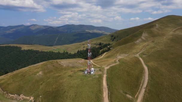 Vista Aérea Torre Comunicação Aldeia Montanhosa Rural Roménia Sinais Móveis — Vídeo de Stock