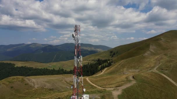 ルーマニアの田舎の山村のコミュニケーションタワーの空中ビュー モバイル信号 携帯電話のタワー アンテナが付いている電気通信塔 無線通信アンテナトランスミッタ Azuga ロマニア — ストック動画