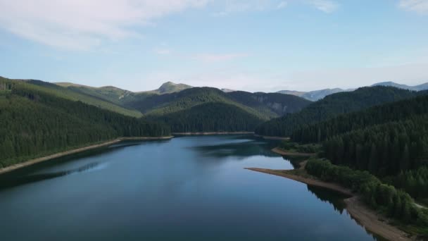 Vista Aérea Las Montañas Bucegi Lago Bolboci Rumania — Vídeos de Stock