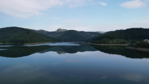 Vista Aérea Del Lago Bolboci Rumania Garganta Las Montañas Agua — Vídeos de Stock