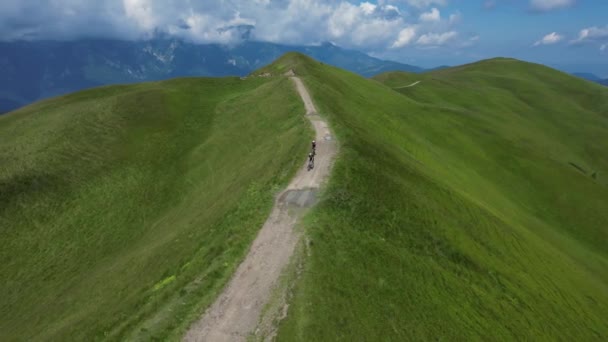 Veduta Aerea Dei Ciclisti Maschi Mountain Bike Mtb Una Strada — Video Stock