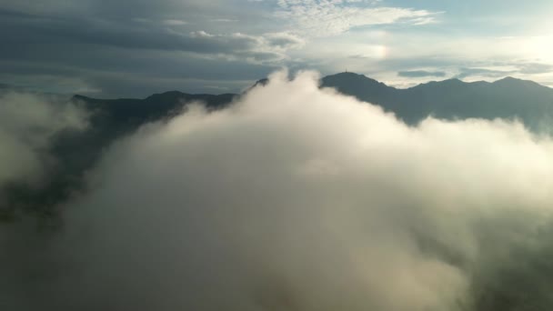 Durch Die Wolken Drone Eye View Fliegen Über Einem Bewölkten — Stockvideo