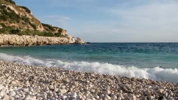 Costa Del Mar Mediterráneo Día Soleado Costa Con Olas Marinas — Vídeo de stock