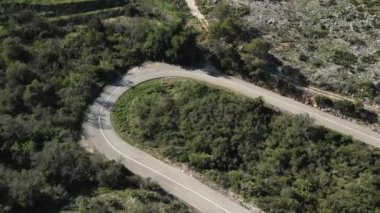 Dağlarda hızla ilerliyoruz. İspanya 'daki Vall d' Ebo Pass motosiklet gezisinde bir motosikletlinin insansız hava aracı görüntüsü heyecan verici..