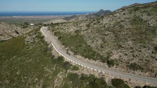 Três Ciclistas Conquistam Passagem Vall Ebo Espanha Ciclistas Treinando Bicicletas — Vídeo de Stock