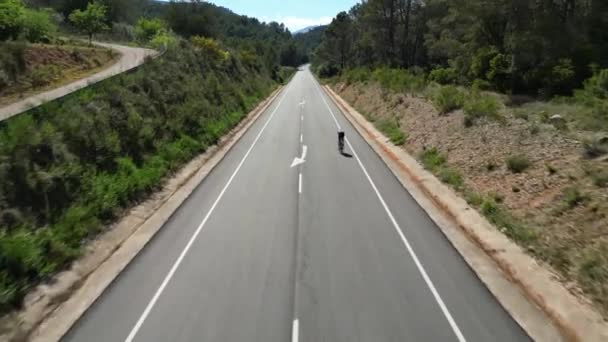 Hombre Forma Bicicleta Triatlón Está Entrenando Carretera Montaña Vacía Ciclista — Vídeos de Stock