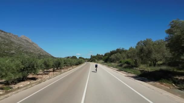 Drone Sigue Ciclista Masculino Profesional Montando Bicicleta Contrarreloj Ciclista Preparándose — Vídeo de stock
