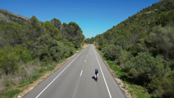 Drone Shot Cyclist Przygotowuje Się Triathlon Konkurencji Rowerze Próbnym Czasu — Wideo stockowe