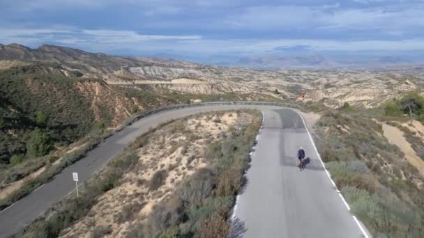 Jonge Vrouwen Atleet Rijden Racefiets Een Slangenweg Spaanse Bergen Sport — Stockvideo