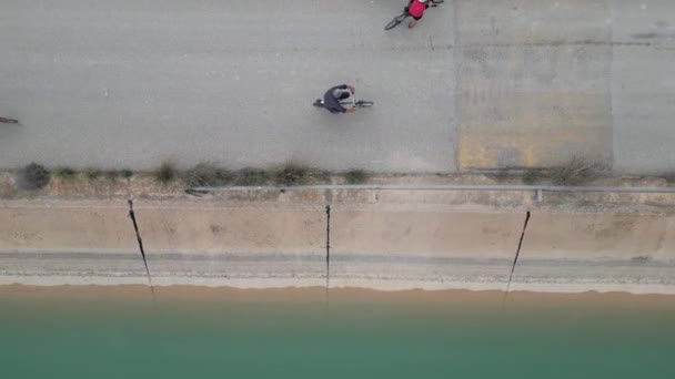 水路沿いを走るレクリエーションサイクリストのバードアイビュー映像 Torrevieja スペイン ドローンビデオ — ストック動画