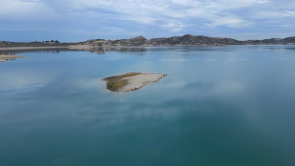 Létání Nad Krásným Jezerem Směrem Ostrůvku Ptáky Embalse Pedrera Alicante — Stock video