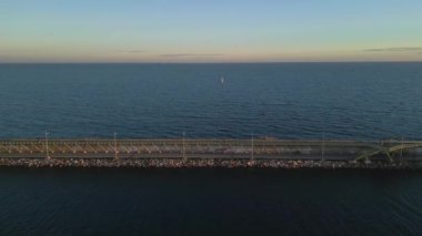 İskeleli ve deniz fenerli İHA görüntüleri, İHA 'lar sola kayıyor. Sakin bir akşam atmosferi, Torrevieja, İspanya