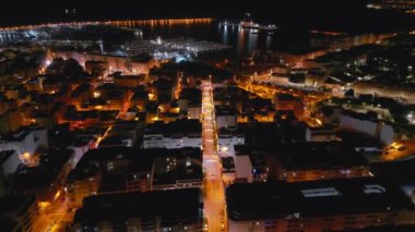 Torrevieja İspanya 'nın gökyüzü manzaralı, güzel şehir ışıkları ve işlek yolların akşam geç saatlere kadar açık olması. Drone gecesi zaman ayarlı. Mermi yönü