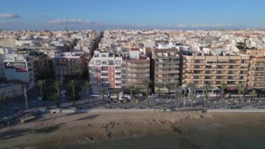 Central Seafront Caddesi 'nde insanların yürüdüğü hava videosu. Kasaba sunumu. Torrevieja İspanya. Kuş bakışı