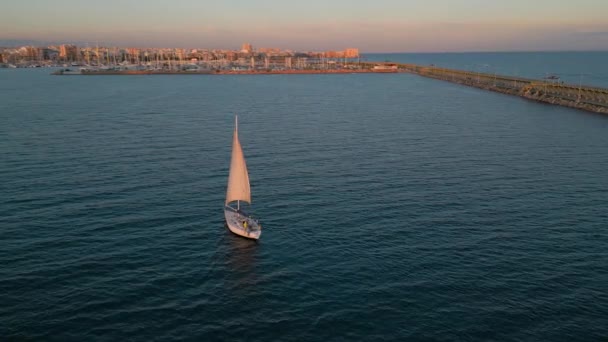 Біла Вітрильна Яхта Плаває Спокійних Бірюзових Морських Хвилях Заході Сонця — стокове відео