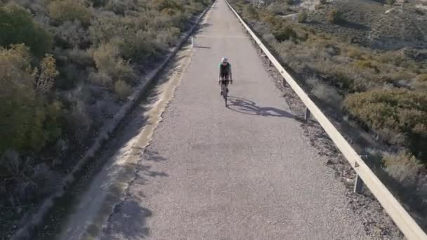 Молодая Женщина Ездит Дорожном Велосипеде Сельской Дороге Видом Сверху Беспилотник — стоковое видео