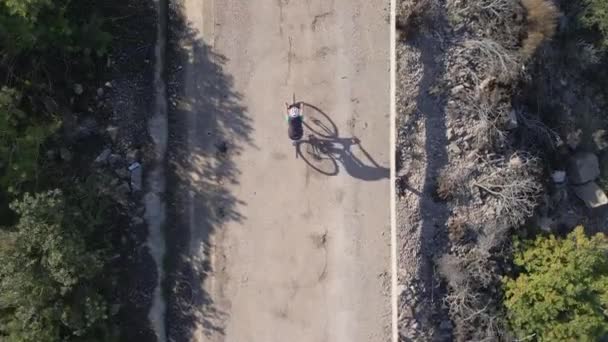 Una Ragazza Bici Una Strada Rurale Filmati Drone Con Vista — Video Stock