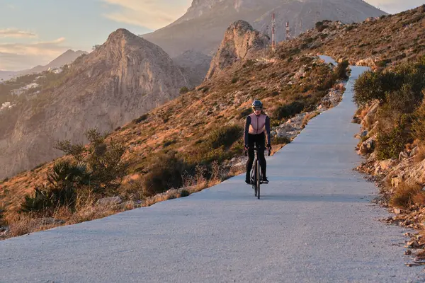Passande Kvinna Cyklist Rider Bike Väg Vid Solnedgången Med Utsikt — Stockfoto