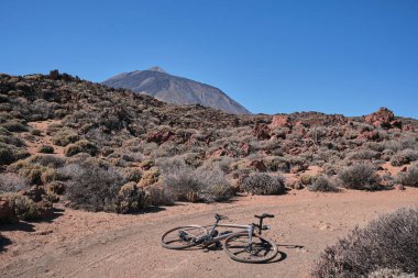 Arka planda Teide volkanı olan çakıl bisikleti..