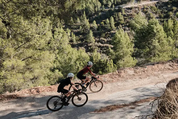 Две Профессиональные Женщины Велосипедистки Ездят Гравийных Велосипедах Гравийной Дороге Солнечный — стоковое фото