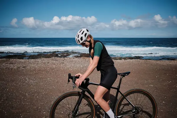 Женщина Велосипедистка Использует Велосипедный Компьютер Время Тренировки Фоне Атлантического Океана — стоковое фото
