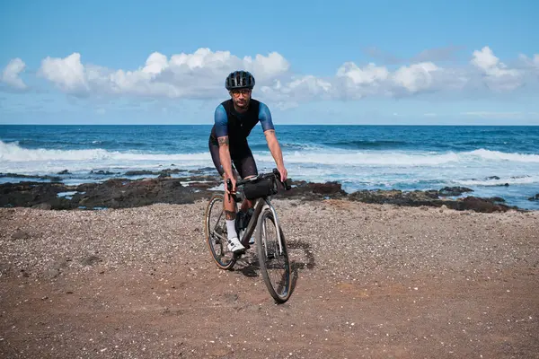 Человек Велосипедист Едет Гравийном Велосипеде Гравийной Дороге Прекрасным Видом Атлантический — стоковое фото