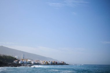 Playa Maria Jimenez plajı, Puerto de la Cruz, Tenerife, Kanarya Adaları, İspanya. Atlantik Okyanusu 'nda dinlenmek Kanarya' daki güzel binaların arka planında.