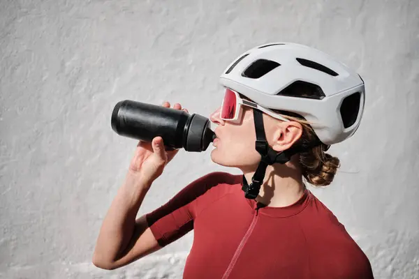 Ciclista Donna Abbigliamento Ciclistico Casco Beve Acqua Una Bottiglia Sportiva Fotografia Stock