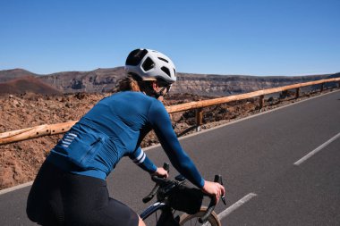 İspanya 'da bisiklet macerası. Yol bisikleti, dağ bisikleti eğitimi. Rekabet için antrenman. Açık arazi yolunda bisiklet pratiği. İspanya.