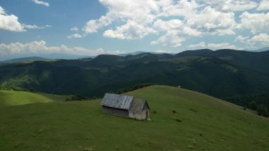 Romanya 'nın Karpat Dağları' ndaki dağlık çayır üzerindeki hava manzarası.