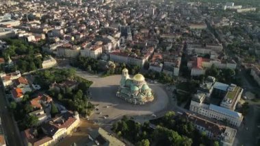 Bulgaristan 'daki St. Alexander Nevsky Katedrali' nin insansız hava aracı görüntüleri. Gün doğumunda yeşil ağaçlarla çevrili Bulgar ortodoks kilisesi. Ortodoks katedrali. İHA 'dan uçmak.