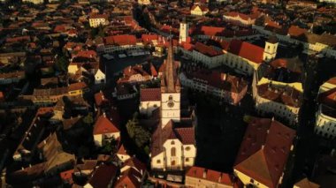Romanya 'nın Transilvania kentindeki Sibiu kentindeki tarihi merkez ve eski binaların insansız hava aracı görüntüleri. Merkezi meydanı olan tarihi şehir Sibiu 'nun en iyi manzarası, gün batımında Gotik ve Barok mimarisinin karışımı.