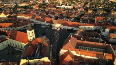 Romanya 'nın Transilvania kentindeki Sibiu kentindeki tarihi merkez ve eski binaların insansız hava aracı görüntüleri. Merkezi meydanı olan tarihi şehir Sibiu 'nun en iyi manzarası, gün batımında Gotik ve Barok mimarisinin karışımı.