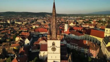 Romanya 'nın Transilvania kentindeki Sibiu kentindeki tarihi merkez ve eski binaların insansız hava aracı görüntüleri. Merkezi meydanı olan tarihi şehir Sibiu 'nun en iyi manzarası, gün batımında Gotik ve Barok mimarisinin karışımı.
