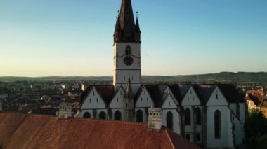 Romanya 'nın Transilvania kentindeki Sibiu kentindeki tarihi merkez ve eski binaların insansız hava aracı görüntüleri. Merkezi meydanı olan tarihi şehir Sibiu 'nun en iyi manzarası, gün batımında Gotik ve Barok mimarisinin karışımı.
