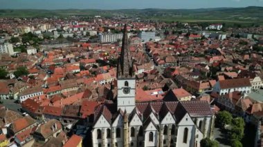 Romanya 'nın Transilvania kentindeki Sibiu kentindeki tarihi merkez ve eski binaların insansız hava aracı görüntüleri. Merkezi meydanı olan tarihi şehir Sibiu 'nun en iyi manzarası, gün batımında Gotik ve Barok mimarisinin karışımı.