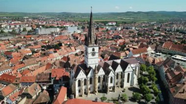 Romanya 'nın Transilvania kentindeki Sibiu kentindeki tarihi merkez ve eski binaların insansız hava aracı görüntüleri. Merkezi meydanı olan tarihi şehir Sibiu 'nun en iyi manzarası, gün batımında Gotik ve Barok mimarisinin karışımı.