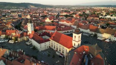 Romanya 'nın Transilvania kentindeki Sibiu kentindeki tarihi merkez ve eski binaların insansız hava aracı görüntüleri. Merkezi meydanı olan tarihi şehir Sibiu 'nun en iyi manzarası, gün batımında Gotik ve Barok mimarisinin karışımı.