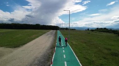 Bisikletçilerin hava manzarası bisiklet yolunda. Sağlıklı bisiklet yaşam tarzı. Bisikletçiler bisiklet seti ve kask takıyor. Bisiklet, bisiklet, pedal.