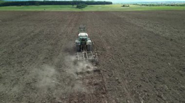Traktörün hava aracı görüntüleri baharda tarlayı sürüyor. Disk harrows sistemli bir traktör ekin ekmek için tarla sürüyor. Tarım ve ekin ekme kavramı.