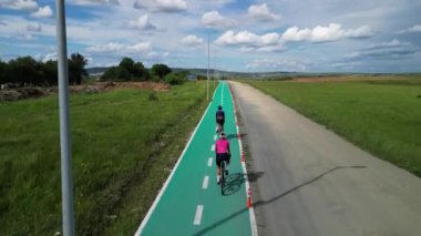 Bisikletçilerin hava manzarası bisiklet yolunda. Sağlıklı bisiklet yaşam tarzı. Bisikletçiler bisiklet seti ve kask takıyor. Bisiklet, bisiklet, pedal.