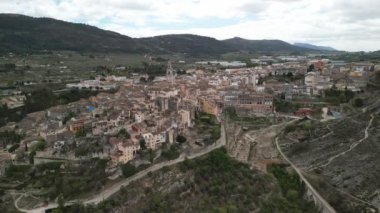 Valencia bölgesindeki Bocairent köyünün hava aracı görüntüleri, Costa Blanca, İspanya.