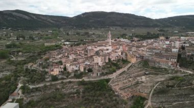 Valencia bölgesindeki Bocairent köyünün hava aracı görüntüleri, Costa Blanca, İspanya.