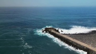 Okyanus mavi su dalgaları ve taştan dalgaların hava aracı görüntüleri, Tenerife, Kanarya Adası, İspanya.