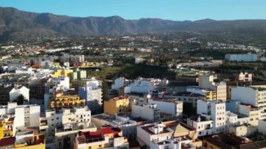 Günbatımında İspanya, Kanarya Adaları, Tenerife 'deki La Orotava şehrinin hava manzarası. İspanya 'nın tarihi ve modern binaları.