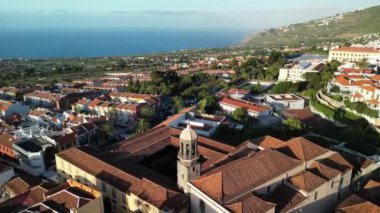 Günbatımında İspanya, Kanarya Adaları, Tenerife 'deki La Orotava şehrinin hava manzarası. İspanya 'nın tarihi ve modern binaları.