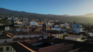 Günbatımında İspanya, Kanarya Adaları, Tenerife 'deki La Orotava şehrinin hava manzarası. İspanya 'nın tarihi ve modern binaları.